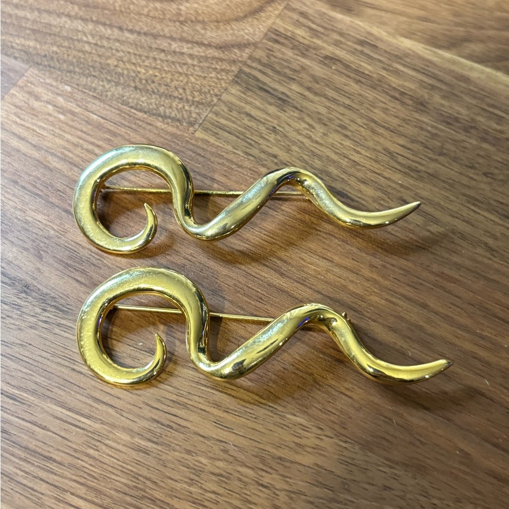 Gold tone swirled brooch
